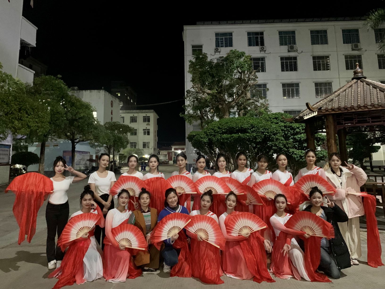 球友会体育到木乐一中绘画展示、参与晚会表演