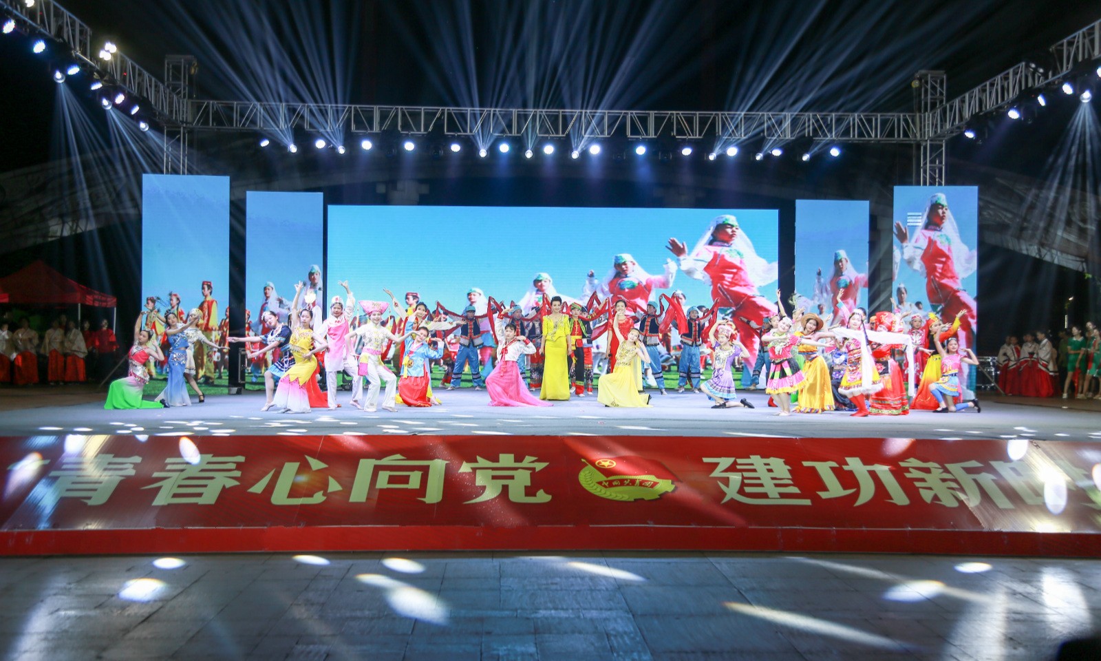 球友会体育参与2019年纪念五四运动100周年主题颁奖晚会表演
